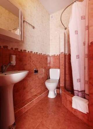 Гостевой дом Мечта Алушта Трехместный номер с основными удобствами и общей ванной комнатой-2